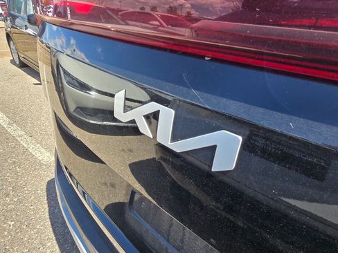 Used 2025 Kia Carnival FWD image 11