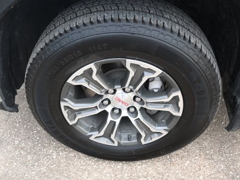 Used 2024 GMC Sierra 1500 SLT image 2