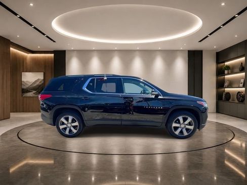 Used 2020 Chevrolet Traverse LT w/ LT Premium Package AWD/4WD image 4