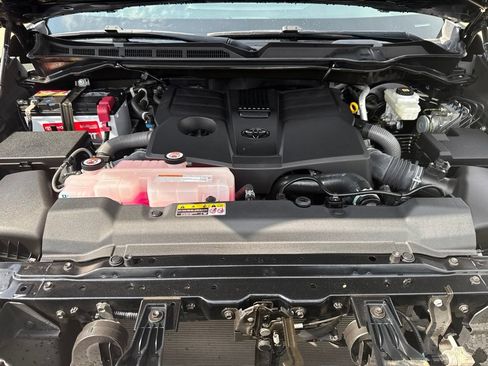Used 2022 Toyota Tundra SR5 w/ SR5 Convenience Package AWD/4WD image 23