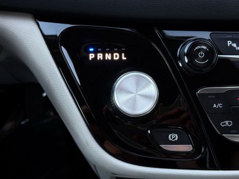 Used 2018 Chrysler Pacifica Touring Plus FWD image 42