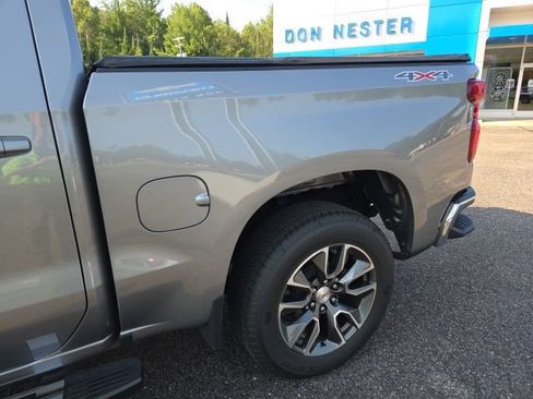 Used 2023 Chevrolet Silverado 1500 LT AWD/4WD image 16