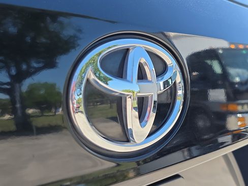 Used 2024 Toyota Highlander LE image 9