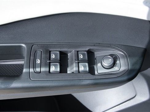 New 2026 Volkswagen Taos SE image 14