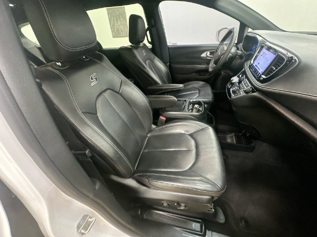Used 2022 Chrysler Pacifica Touring-L w/ Uconnect Theater Family Group FWD image 28