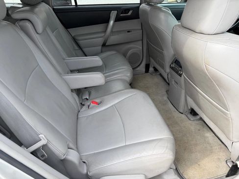 Used 2010 Toyota Highlander SE image 19