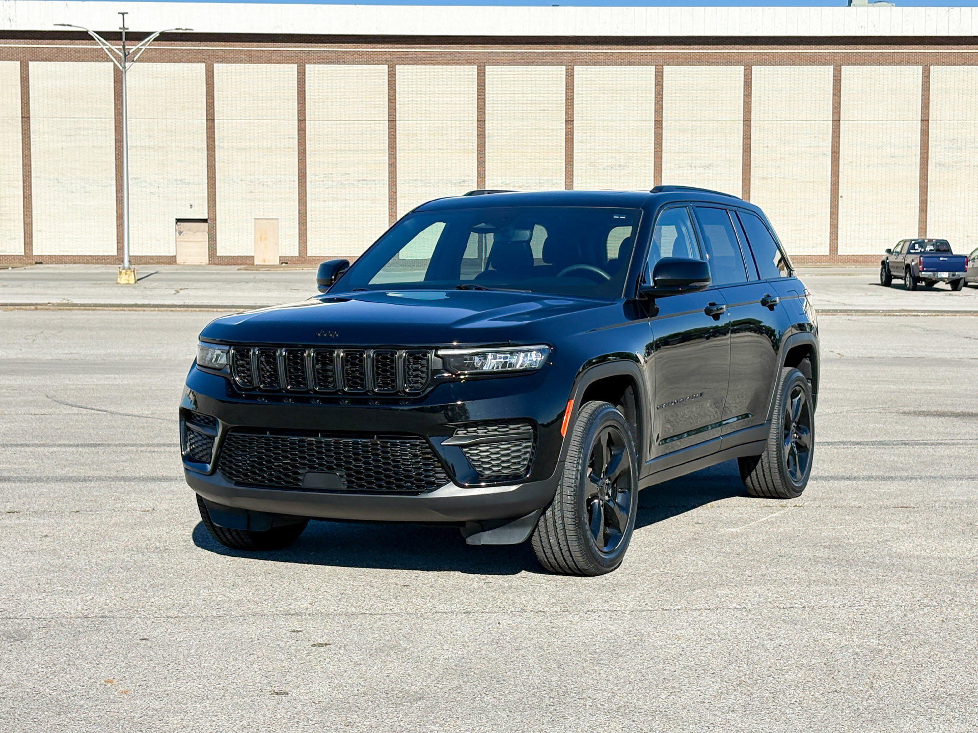 Used 2023 Jeep Grand Cherokee Altitude AWD/4WD image 4