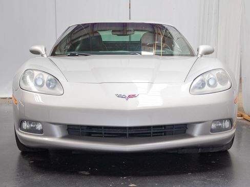 Used 2005 Chevrolet Corvette Coupe w/ Preferred Equipment Group RWD image 2