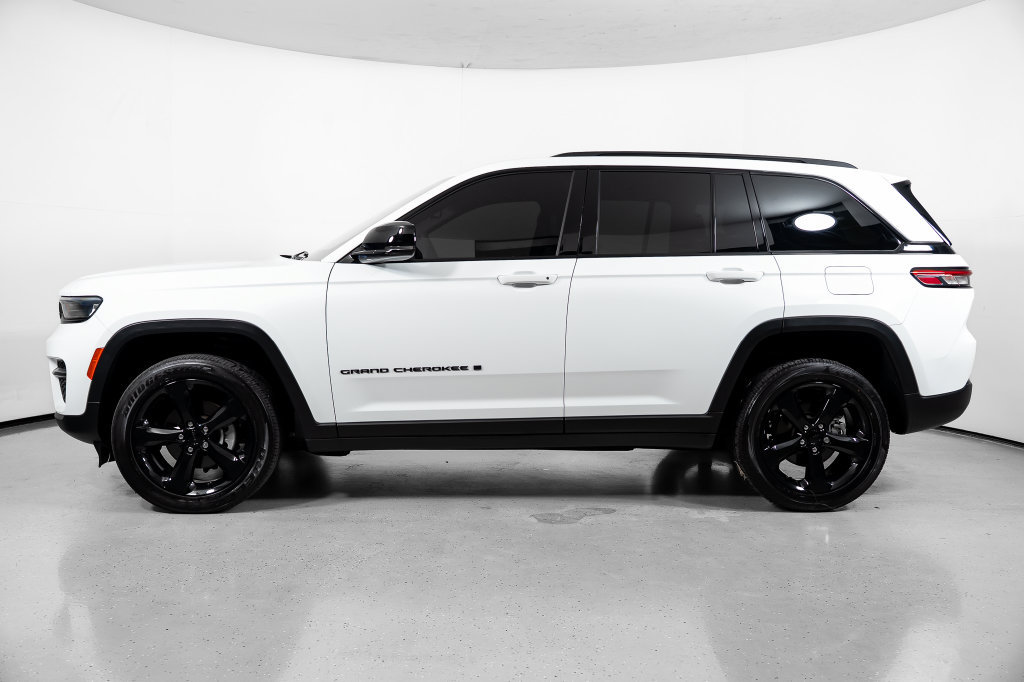 Used 2023 Jeep Grand Cherokee Altitude AWD/4WD image 13