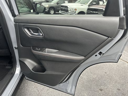 Used 2025 Nissan Rogue SV image 18