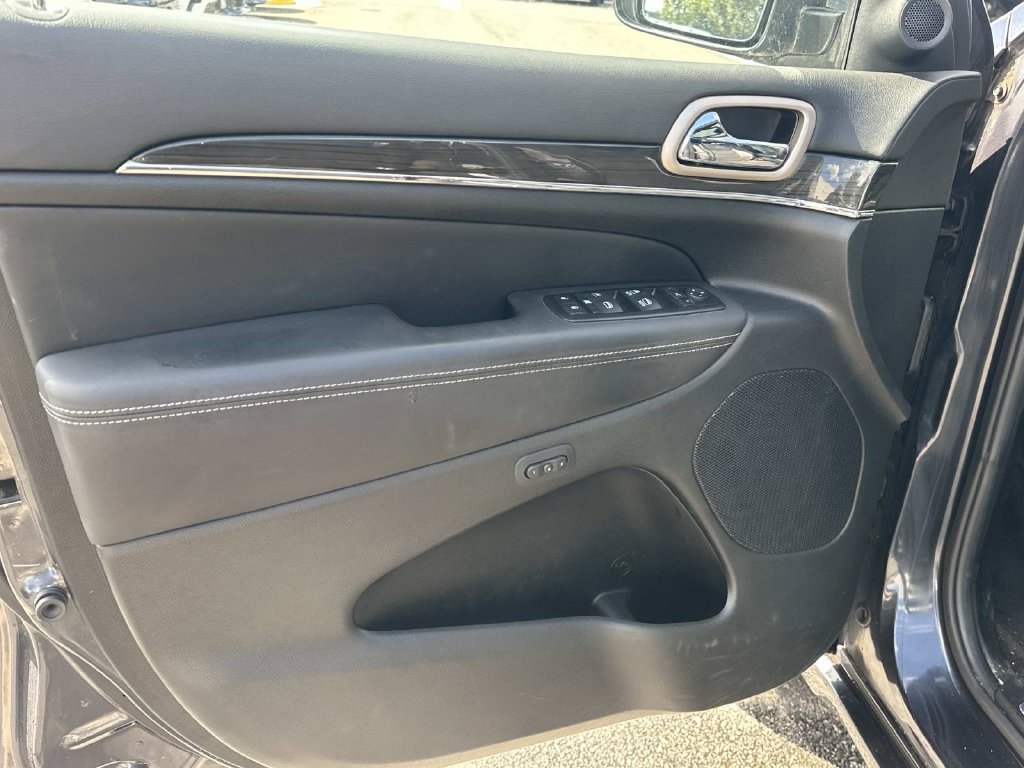 Used 2015 Jeep Grand Cherokee Overland AWD/4WD image 16