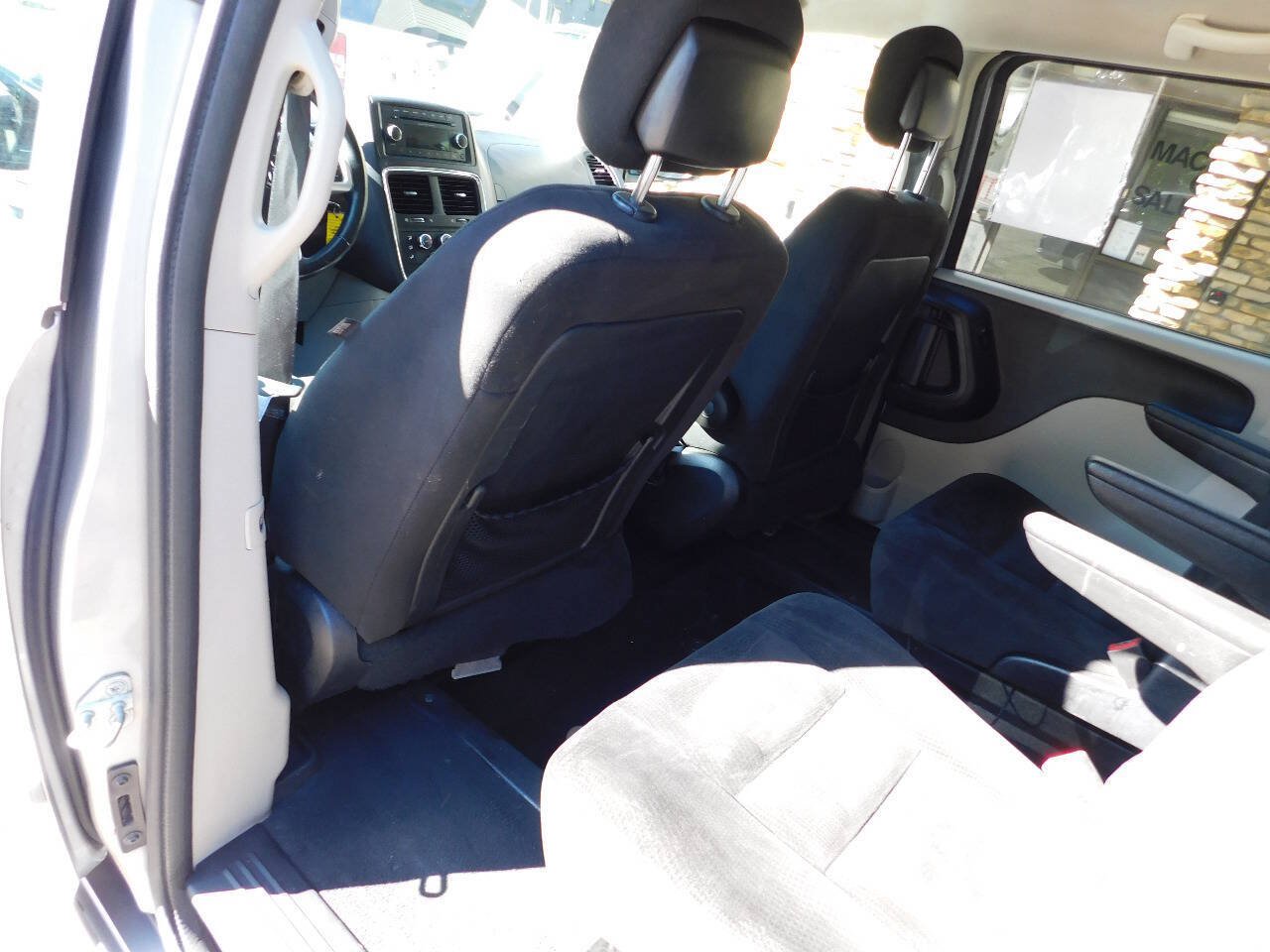 Used 2016 Dodge Grand Caravan SXT w/ Rear Park Assist Package FWD image 27