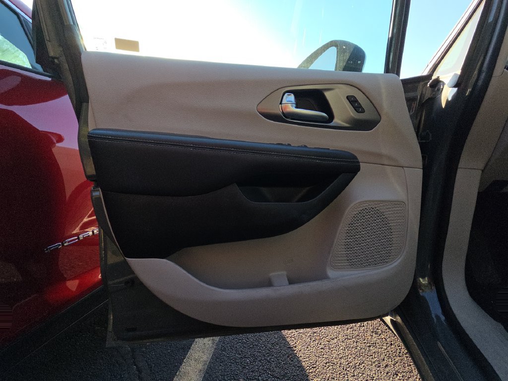 Used 2023 Chrysler Pacifica Touring-L FWD image 7