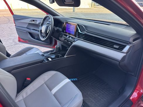 Used 2025 Toyota Camry SE w/ Convenience Package image 12