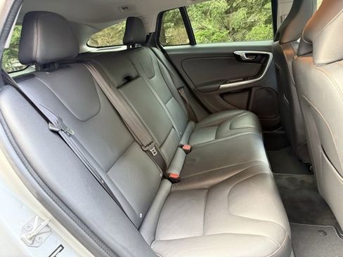 Used 2016 Volvo V60 T5 Cross Country Platinum image 30