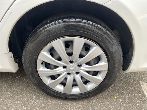 Used 2013 Toyota Corolla LE image 18