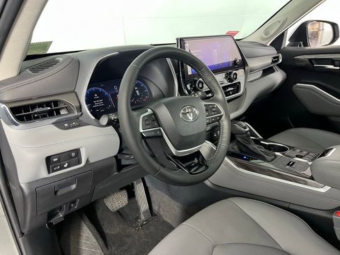 Used 2023 Toyota Highlander Limited image 22