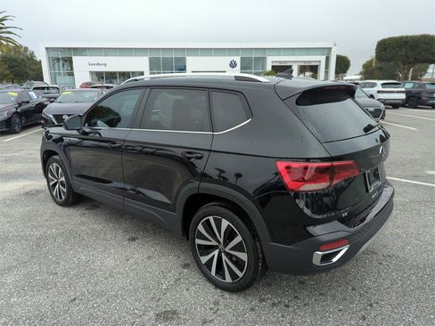 Used 2022 Volkswagen Taos SE w/ Panoramic Sunroof Package image 9