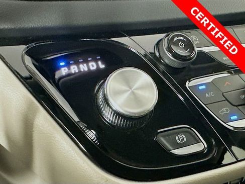 Used 2024 Chrysler Pacifica Touring-L image 17