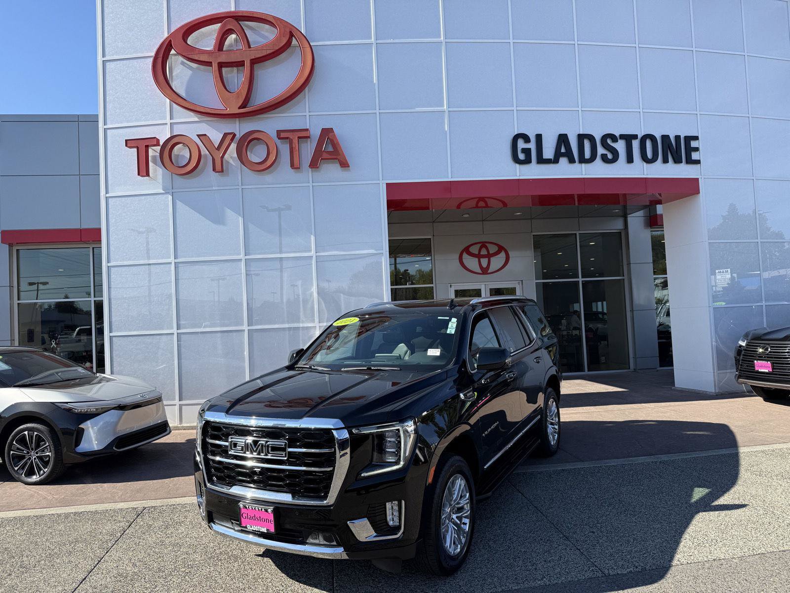 Used 2024 GMC Yukon SLT w/ SLT Luxury Package AWD/4WD image 1