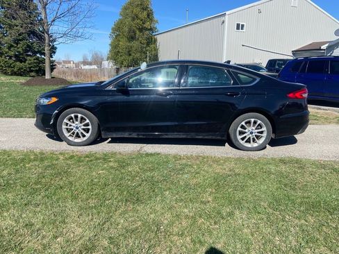 Used 2020 Ford Fusion SE image 2