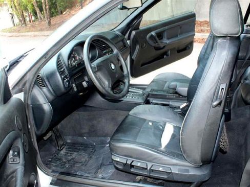 Used 1999 BMW 323i Convertible image 10