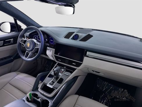 Used 2023 Porsche Cayenne Platinum Edition w/ Premium Package Plus image 31
