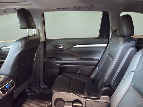 Used 2019 Toyota Highlander XLE AWD/4WD image 16