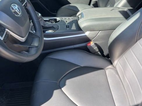 Used 2024 Toyota Highlander XLE image 13