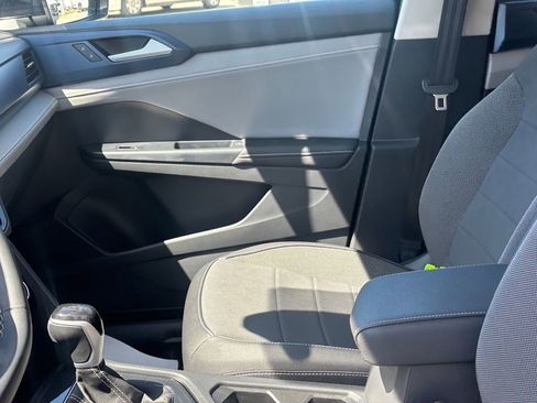 Used 2024 Volkswagen Taos SE image 9