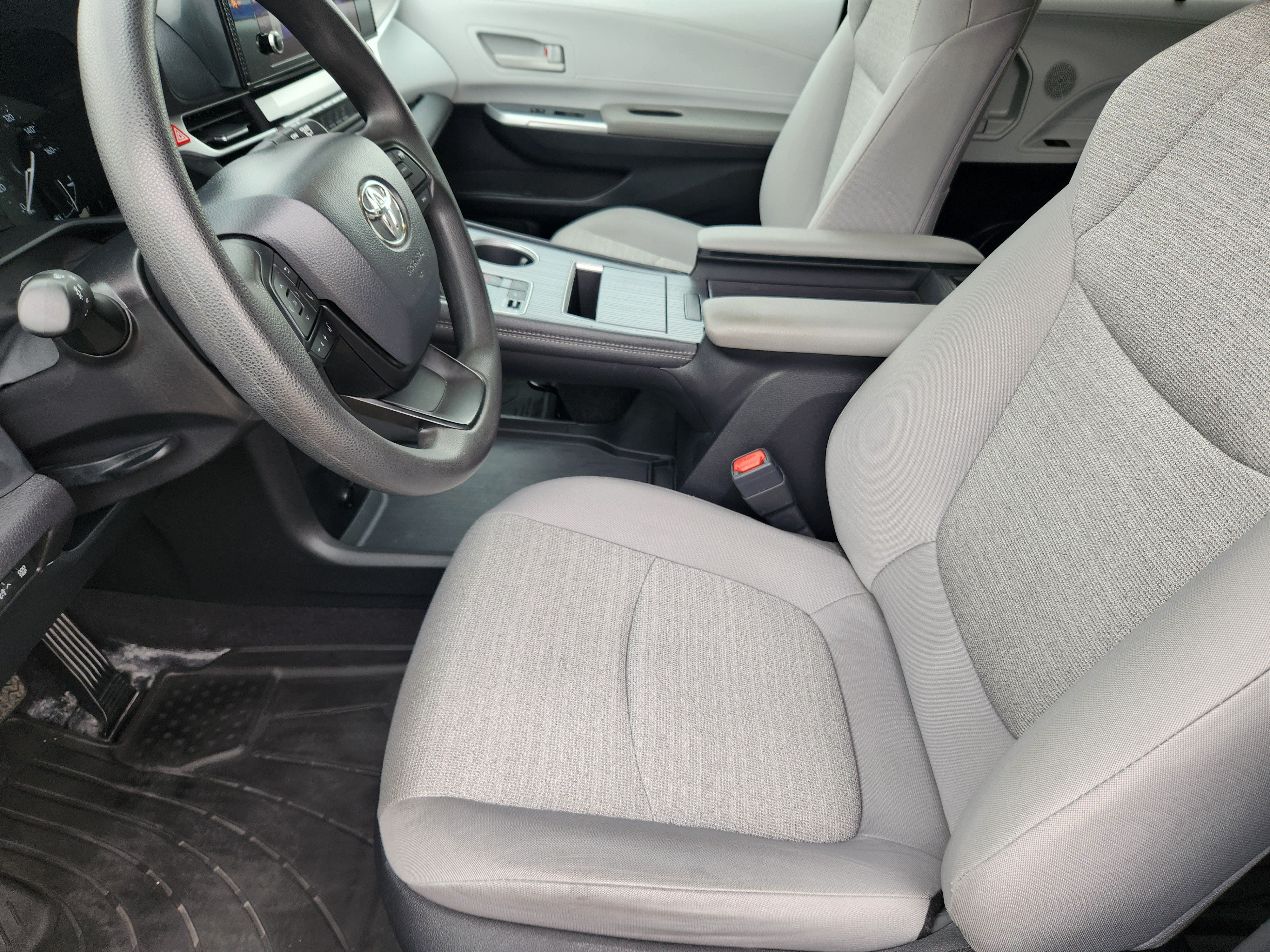 Used 2025 Toyota Sienna LE w/ LE Plus Package AWD/4WD image 9