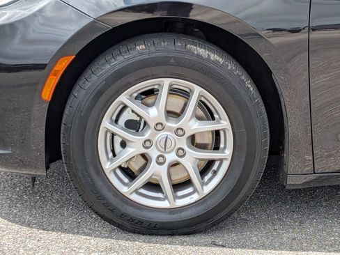 Used 2024 Chrysler Pacifica Touring-L FWD image 11