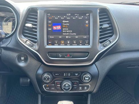 Used 2019 Jeep Cherokee Trailhawk w/ Comfort/Convenience Group AWD/4WD image 27