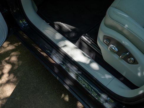 Certified 2025 Porsche Macan AWD/4WD image 23