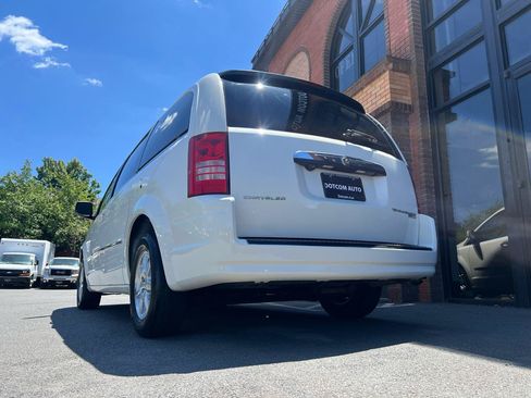 Used 2009 Chrysler Town & Country Touring FWD image 7
