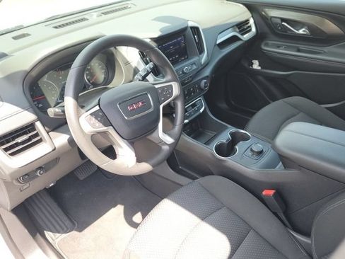 Used 2024 GMC Terrain SLE FWD image 2