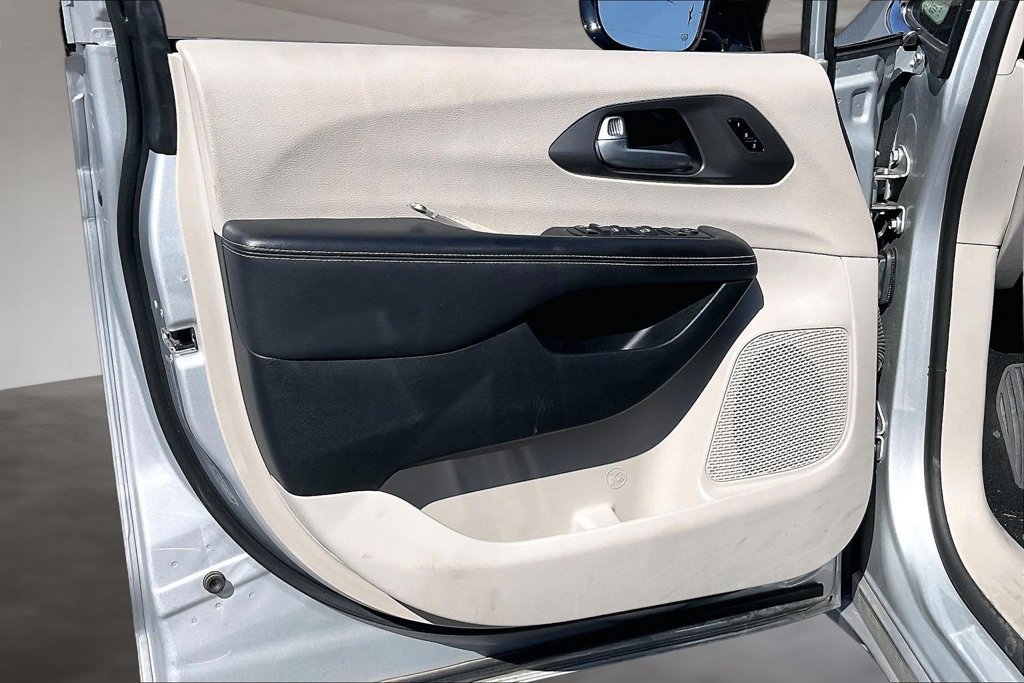 Used 2024 Chrysler Pacifica Touring-L FWD image 20