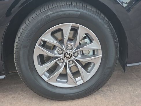 Used 2022 Toyota Sienna XLE image 40