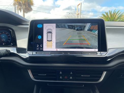 Used 2025 Volkswagen Atlas Cross Sport SE image 14