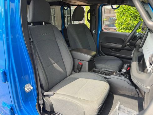 Used 2024 Jeep Wrangler Unlimited Sahara AWD/4WD image 34