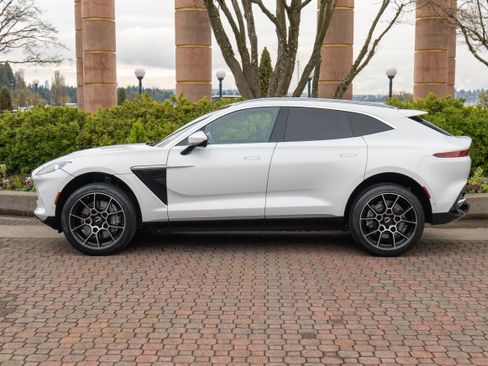 Used 2021 Aston Martin DBX image 39