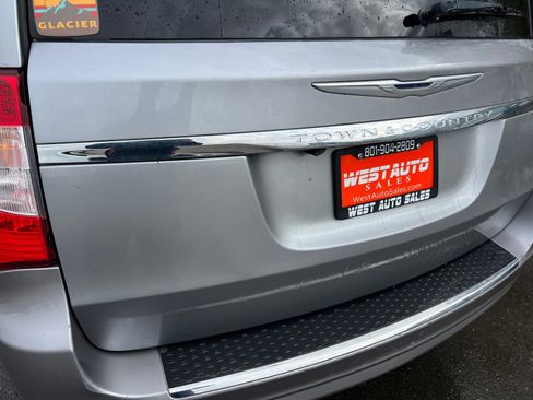 Used 2015 Chrysler Town & Country Touring image 34