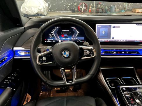 Used 2025 BMW 740i w/ Premium Package image 8