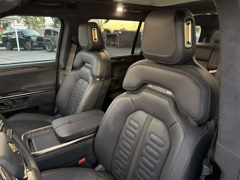 Used 2022 Rivian R1S Launch Edition image 27