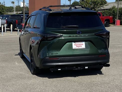 Certified 2025 Toyota Sienna XLE Woodland Edition image 43