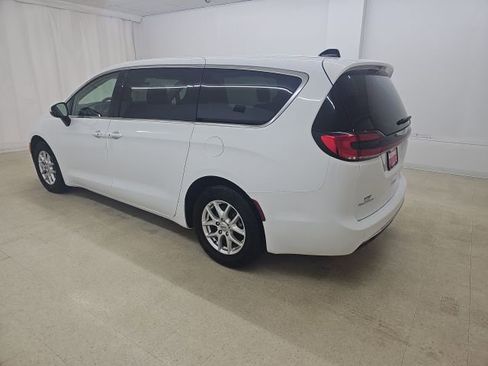 Used 2023 Chrysler Pacifica Touring-L image 18