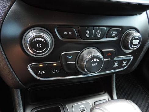 Used 2019 Jeep Cherokee Latitude Plus w/ Cold Weather Group FWD image 27
