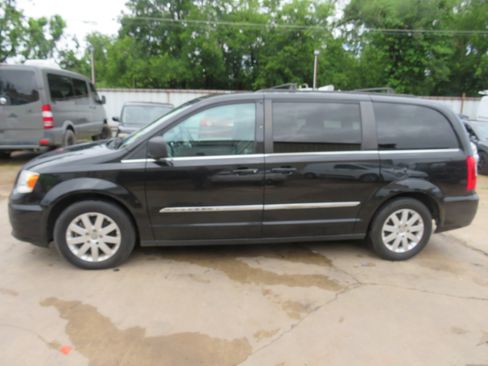 Used 2015 Chrysler Town & Country Touring image 32