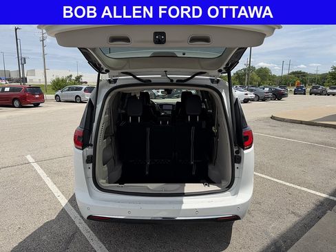 Used 2023 Chrysler Pacifica Touring-L FWD image 5