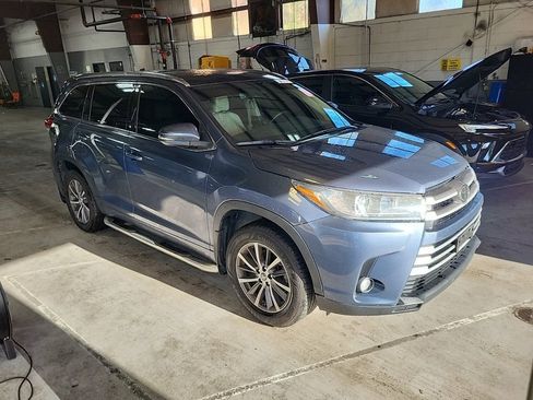 Used 2018 Toyota Highlander XLE AWD/4WD image 3